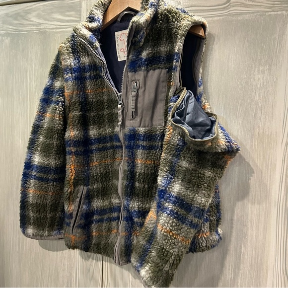 GUC Mini Boden Plaid fleece coat with zip off sleeves  size 6/7
Coat to vest - Picture 5 of 6